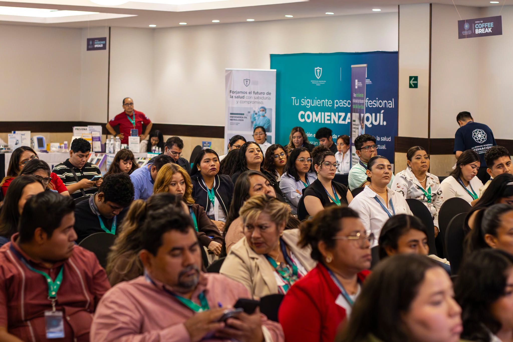 Profesionales de enfermería reunidos en una jornada académica